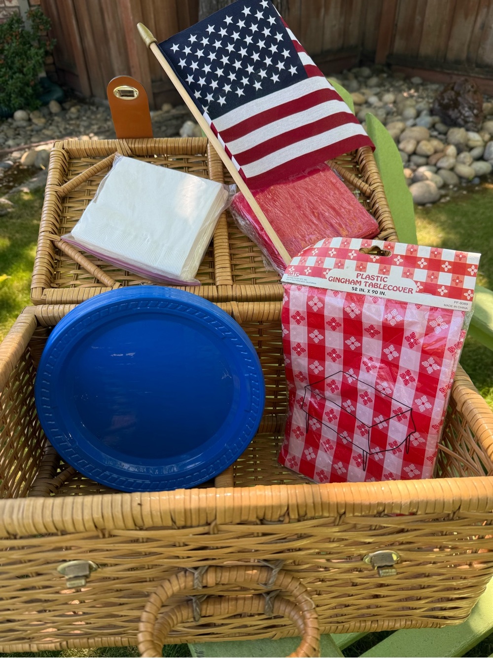Woven Rattan Picnic Basket with Leather Straps Vintage 1970 with Red White Blue - Picture 11 of 12